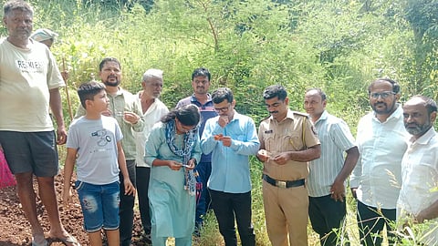 खड्डयाच्या ठिकाणी पाहणी करताना  ग्रामस्थ व अंधश्रद्धा निर्मूलन समितीचे सदस्य  