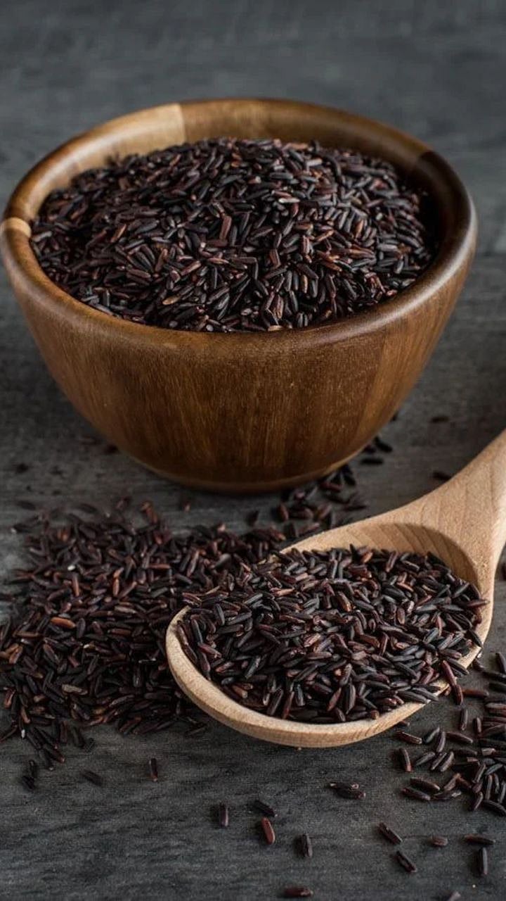 Black Rice Benefits | काळा तांदूळ रोज खावा का? फायदे, योग्य प्रमाण आणि कुणी घ्यावी काळजी?