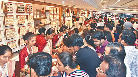 कोल्हापूर : दसऱ्याच्या मुहूर्तावर शहरातील सराफी दुकानात खरेदीसाठी झालेली गर्दी. 
	