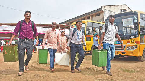 कोल्हापूर : पदवीधर व शिक्षक मतदारसंघासाठी गुरुवारी मतदान साहित्यांसह कर्मचारी केंद्रांकडे रवाना झाले.	 
