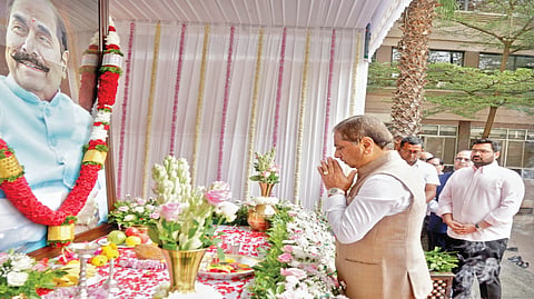 कोल्हापूर : पद्मश्री डॉ. डी. वाय. पाटील यांच्या ९१ व्या जयंतीनिमित्त अभिवादन करताना कुलपती डॉ. संजय डी. पाटील. समवेत विश्वस्त पृथ्वीराज पाटील, कुलगुरू डॉ. राकेश कुमार शर्मा आदी.