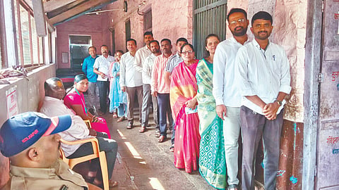 सरुड (ता. शाहूवाडी) : येथे पदवीधर मतदानासाठी मतदारांनी गर्दी केली होती.