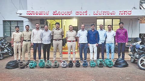 बेळगाव : जप्त केलेले विद्युतपंप, केबल व दुचाकी. समवेत पोलिस निरीक्षक आय. आर. पट्टणशेट्टी, उपनिरीक्षक मंजुनाथ हुलकुंद व त्यांचे सहकारी. 