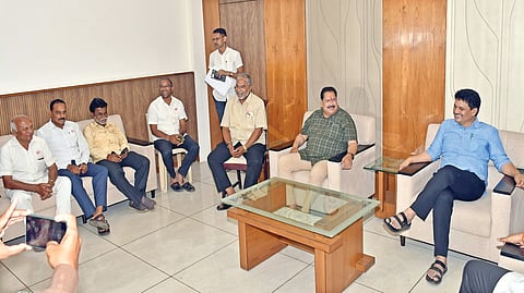 कोल्‍हापूर : शासकीय विश्रामगृह येथे ऊस दरप्रश्‍नी पालकमंत्री प्रकाश आबिटकर यांच्‍या उपस्‍थितीत बैठक झाली. बैठकीला आ. राजेंद्र पाटील-यड्रावकर, माजी खा. संजय मंडलिक, `स्‍वाभिमानी`चे राजू शेट्टी उपस्‍थित होते.	 