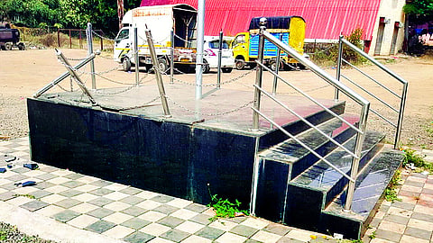 Satara News : मेढा तहसील कार्यालयातील झेंडावंदन चौथऱ्याची तोडफोड; स्टीलचे ग्रील उखडले 