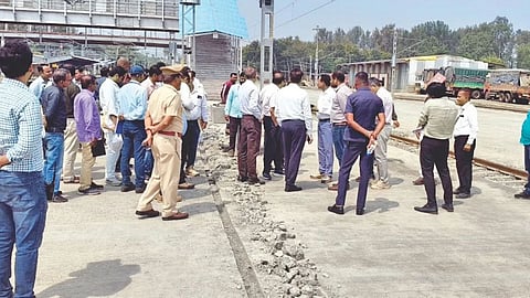 Satara News : सातारा रेल्वेस्थानकातील कामावरून ताशेरे