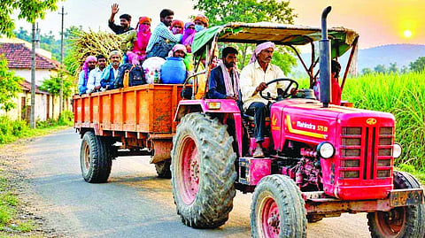 Satara News : माणमधील हजारो कुटुंबे ऊसतोडीसाठी स्थलांतरित