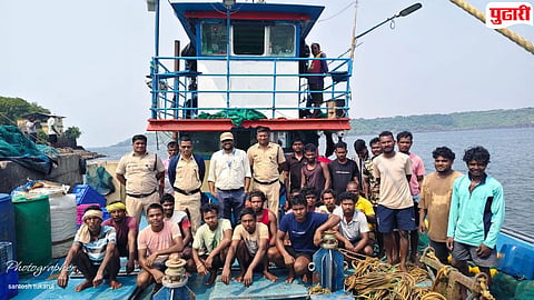 Sindhudurg Crime : देवगड समुद्रात मत्स्यव्यवसाय विभागाचा छापा: अवैध पर्ससीन मासेमारी करणारी नौका जप्त; २६ परप्रांतीय खलाशी ताब्यात