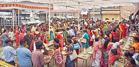 कोल्हापूर : करवीर निवासिनी श्री अंबाबाई मंदिरात महाप्रसादाचा लाभ घेण्यासाठी झालेली भाविकांची गर्दी.