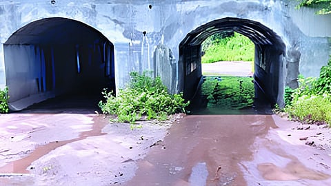 देवळाली कॅम्प : लहवित रेल्वेस्थानक परिसरातील मोरीजवळ असलेला भुयारी रेल्वेमार्ग