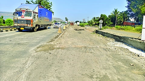 Satara News : महामार्गावरील खड्डा अपघाताचा अड्डा  