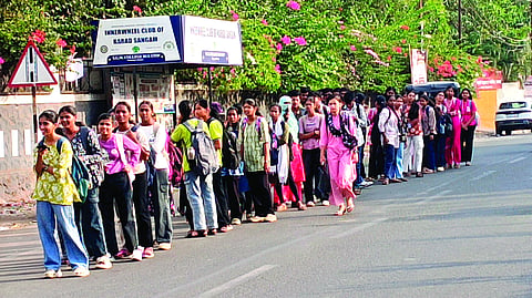 Karad News : कॉलेज बसच्या प्रतीक्षेत विद्यार्थिनींचे हाल!