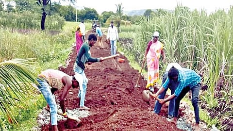 Beed | दुष्काळात 'रोहयो' मजुरांना काम मिळण्यात अडथळे