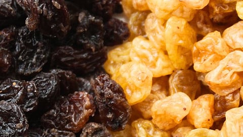 Black Raisins vs Kishmish|साधी किशमिश की काळे मनुके? केस गळतीसाठी अमृतसमान