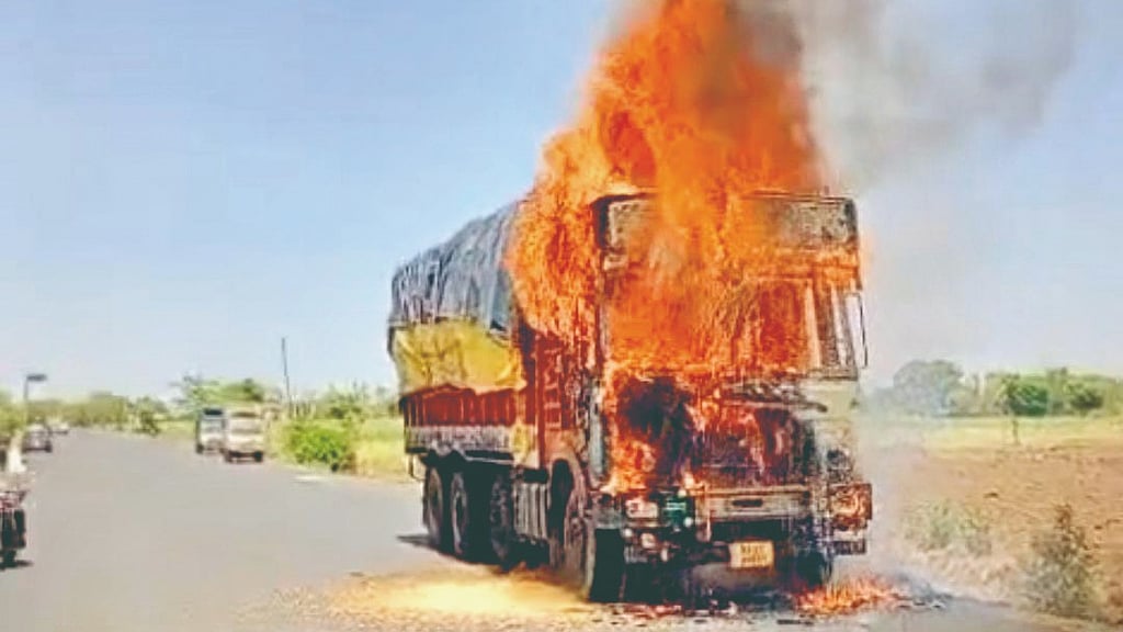 Belgaum truck fire: मकावाहू ट्रकला आग