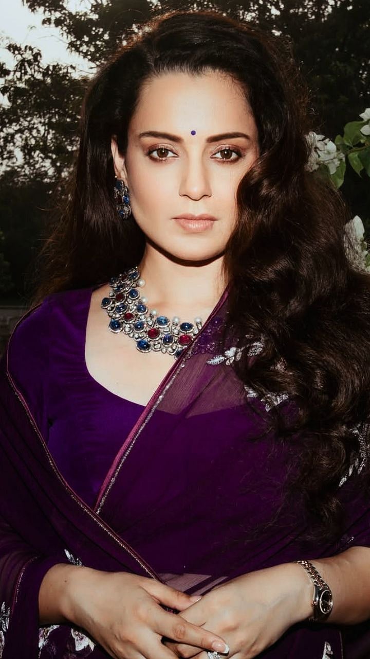 Kangana Ranaut|वाईन कलर फ्लोरल साडीत कंगना, आवडते शहर जयपूरमधून थेट फोटोज व्हायरल