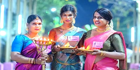 கேரளா: அச்சு அசலாக பெண்கள் போல் வேடமிட்டு ஆண்கள் பங்கேற்ற ஸ்ரீதேவி ஆலய திருவிழா!