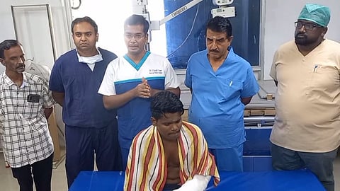மருத்துவர்களுடன் இளைஞர் வடிவேல்