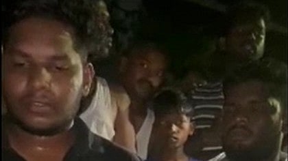 இருசக்கர வாகனத்தை எடுக்க வந்தவர்கள்