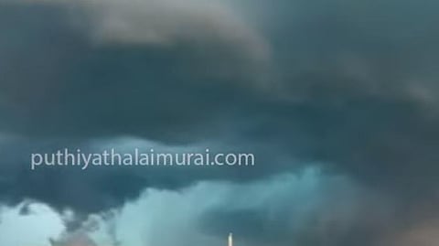 சுழன்று செல்லும் மேகங்கள்