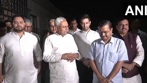 தேஜஸ்வி யாதவ், நிதிஷ்குமார், அரவிந்த் கெஜ்ரிவால்