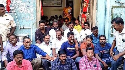 ஊழியர்கள் உள்ளிருப்பு போராட்டம்