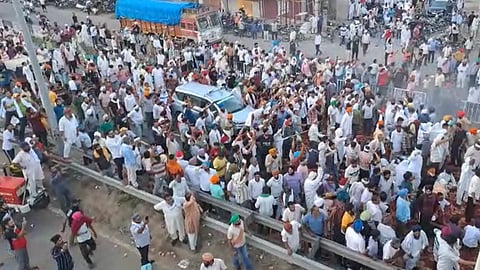 Police lathicharge farmers 