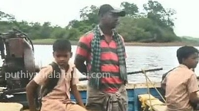 படகில் பயணம் செய்யும் குழந்தைகள்