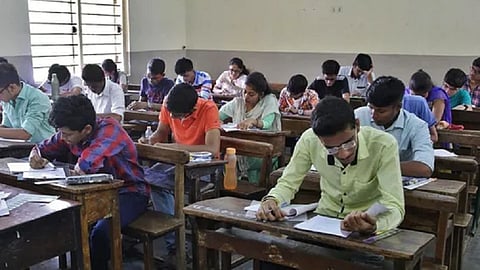 தேர்வு எழுதும் மாணவர்கள்