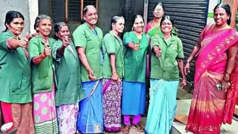 லாட்டரியில் பரிசு பெற்ற பெண்கள்