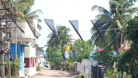 கருப்பு கொடியை பறக்கவிட்ட பரந்தூர் மக்கள்