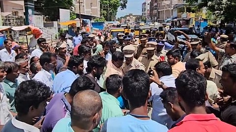 விபத்தில் இறந்தவருக்கு நீதி கேட்டு போராட்டம்