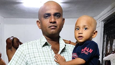 தந்தை சந்திரசேகருடன் காணாமல் போன குழந்தை முருகன்