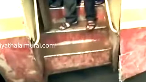 உடைந்து விழுந்த படிக்கட்டுகள்
