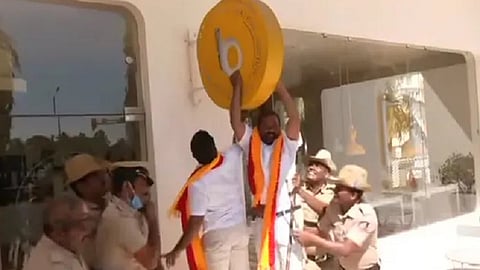 போராட்டத்தில் ஈடுபட்ட அமைப்பினர்