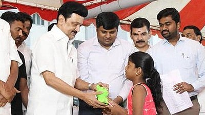 முதல்வரிடம்  நிவாரண நிதி வழங்கிய சிறுமி 