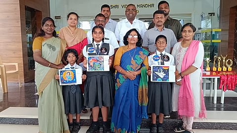 வெற்றிபெற்ற மாணவர்களுடன் ஆசிரியர்கள்