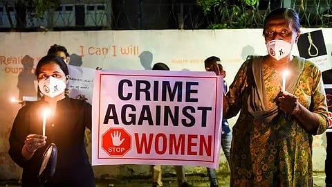 பாலியல் குற்றங்களுக்கு எதிரான பதாகைகள்
