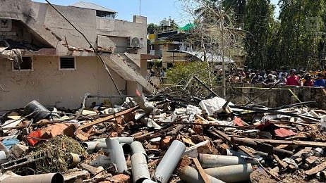 கேரளாவில் பட்டாசு வெடித்ததில் தரைமட்டமான வீடுகள்