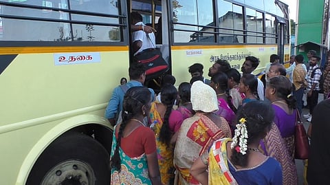 பஸ்ஸில் பயணிக்க காத்திருக்கும் பயணிகள்