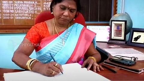 ஓலைச்சுவடியில் திருக்குறள் எழுதும் ஆசிரியை பெ.சித்ரா இளஞ்செழியன்