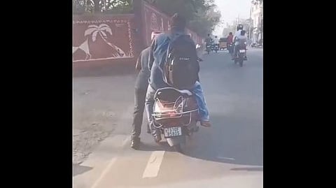 வாடிக்கையாளரை சுமந்து செல்லும் ஓட்டுநர்