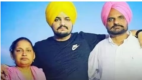 பஞ்சாபி ராப் பாடகர்  சித்து மூஸ்வாலா, தன் குடும்பத்துடன்