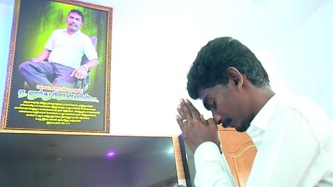 படுகொலை செய்யப்பட்ட தன் தந்தையின் உருவப்படம் முன்  சிவில் நீதிபதியாக தேர்வான மார்ஷல் ஏசுவடியான்
