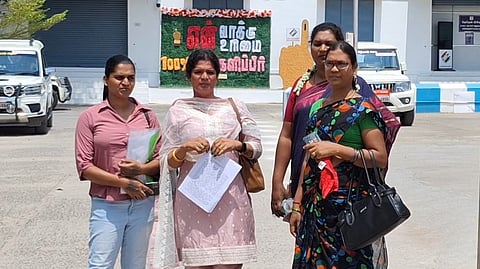 மனு அளித்த திருநங்கைகள்
