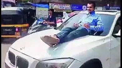 ஆபத்தான முறையில் காரில் பயணம்