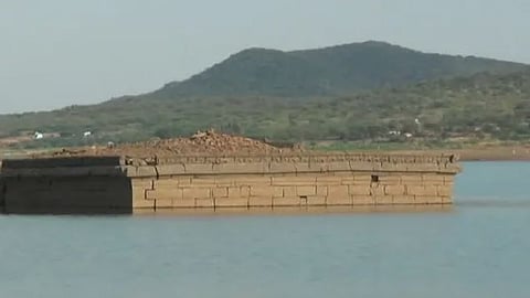 நீருக்கடியில் இருக்கும் கோட்டையும் கோவில் கோபுரமும் 