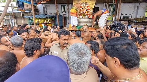 வடகலை தென்கலை மோதல்