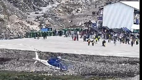 மலையில் தரையிறங்கிய ஹெலிகாப்டர்