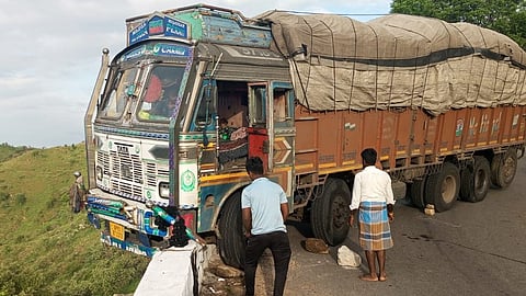 வாணியம்பாடி: மலைச்சாலை தடுப்பு சுவரில் மோதி ஆயிரம் அடி உயரத்தில் அந்தரத்தில் தொங்கிய லாரி